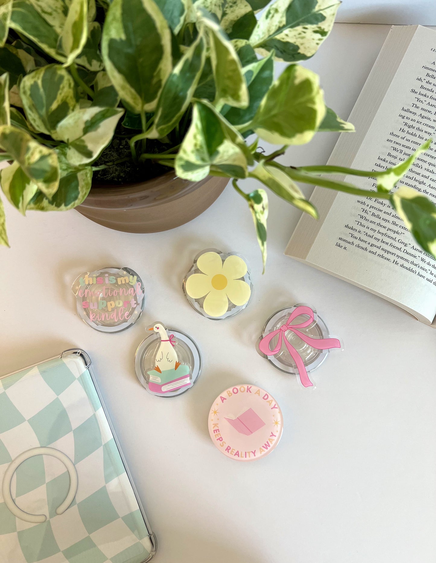 Pink Bow Kindle Grip