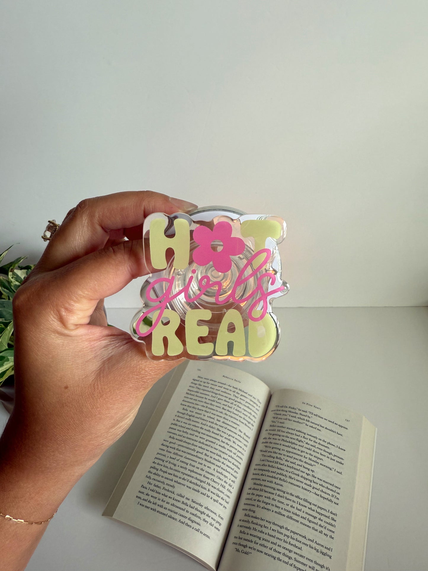 Hot Girls Read Kindle Grip | MagSafe Kindle & E-Reader Grip – Trendy Book Accessory